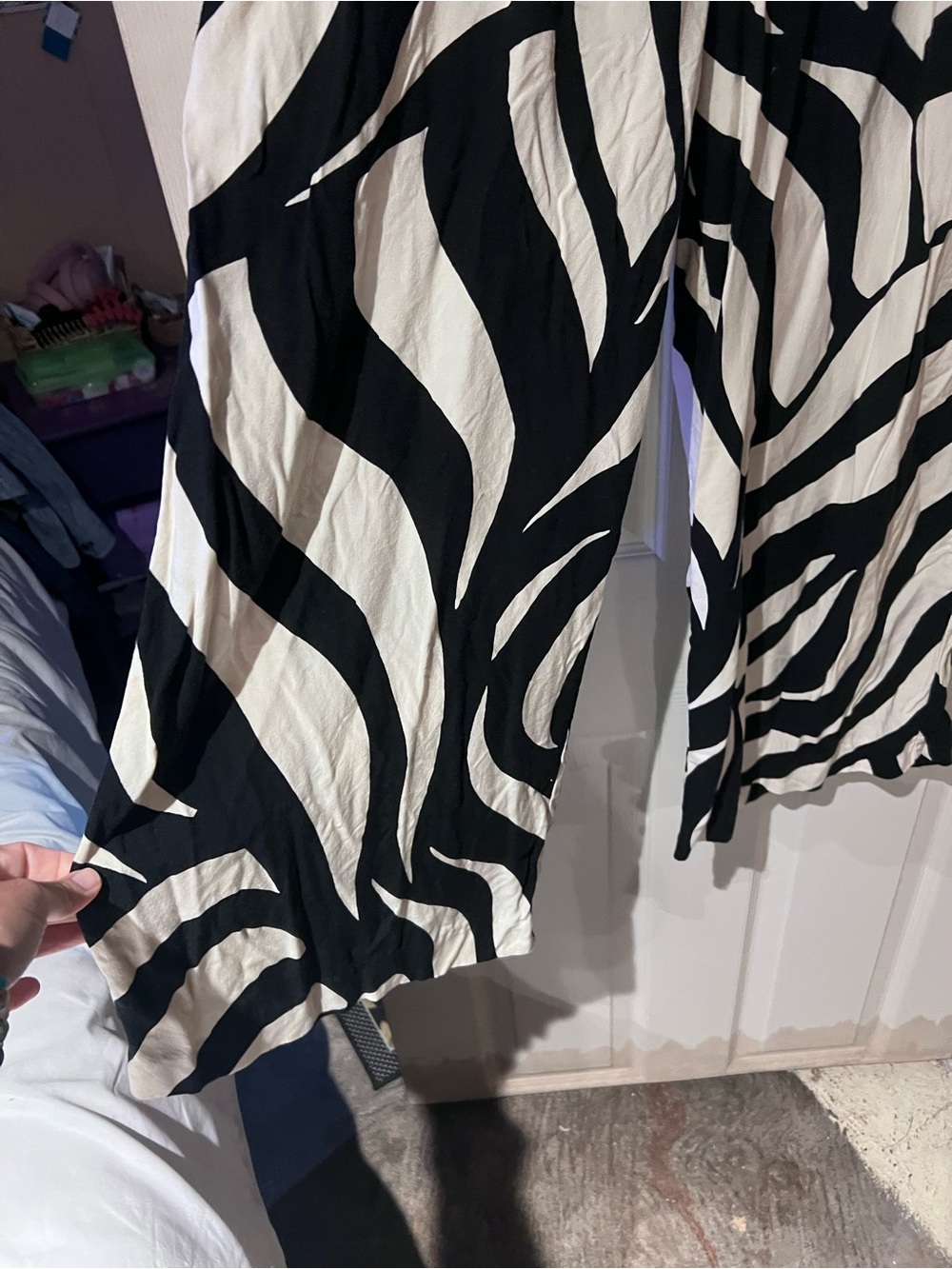 H&M Black and White Zebra-Print Cropped Wide Leg Pants Size Medium - Picture 3 of 4